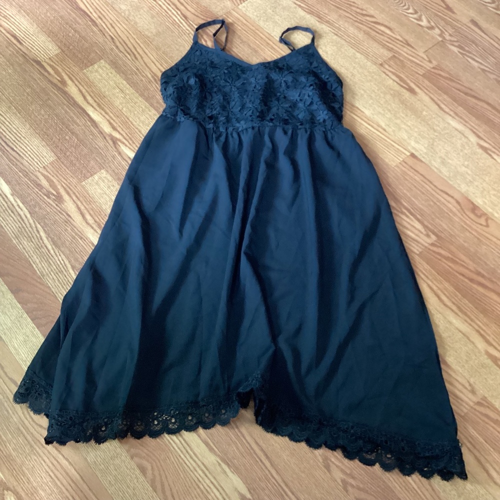 BloomChic Black Lace Bodice & Scalloped Hem Midi Dress - Picture 4 of 6